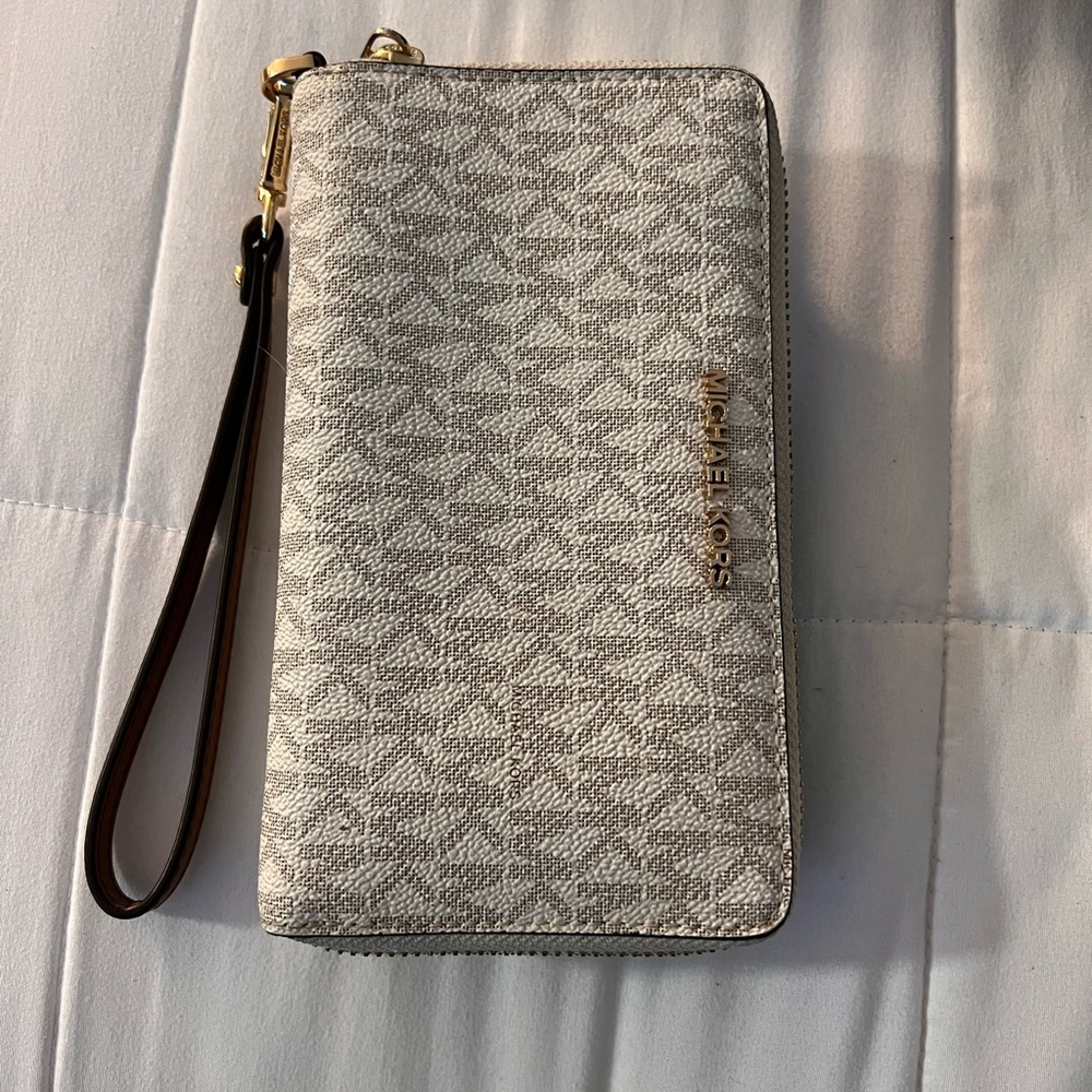 Michael Kors Wallet w/ Wrist Strap and zipper